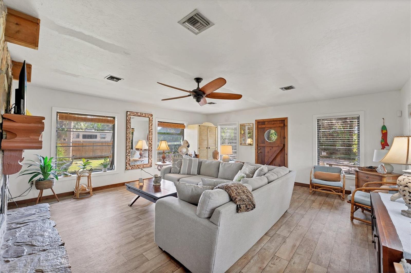 Image 9 of 50 For 681 Olive Street