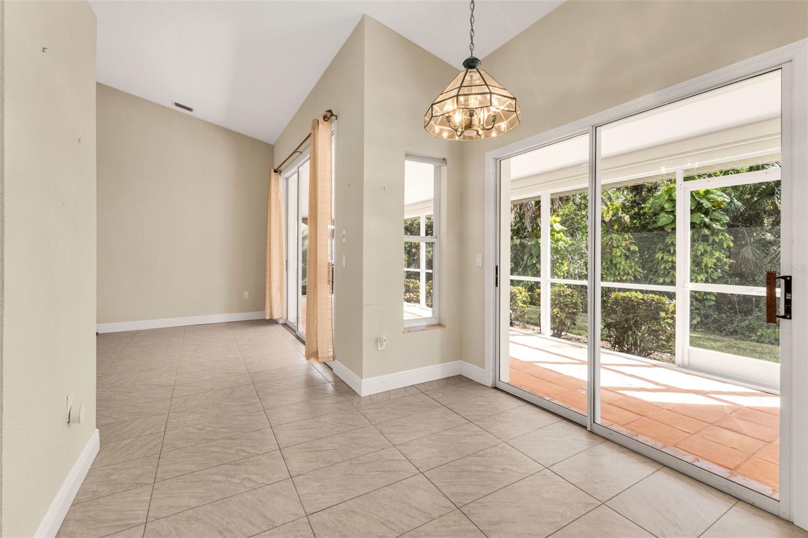 Image 11 of 50 For 8479 Creekview Lane