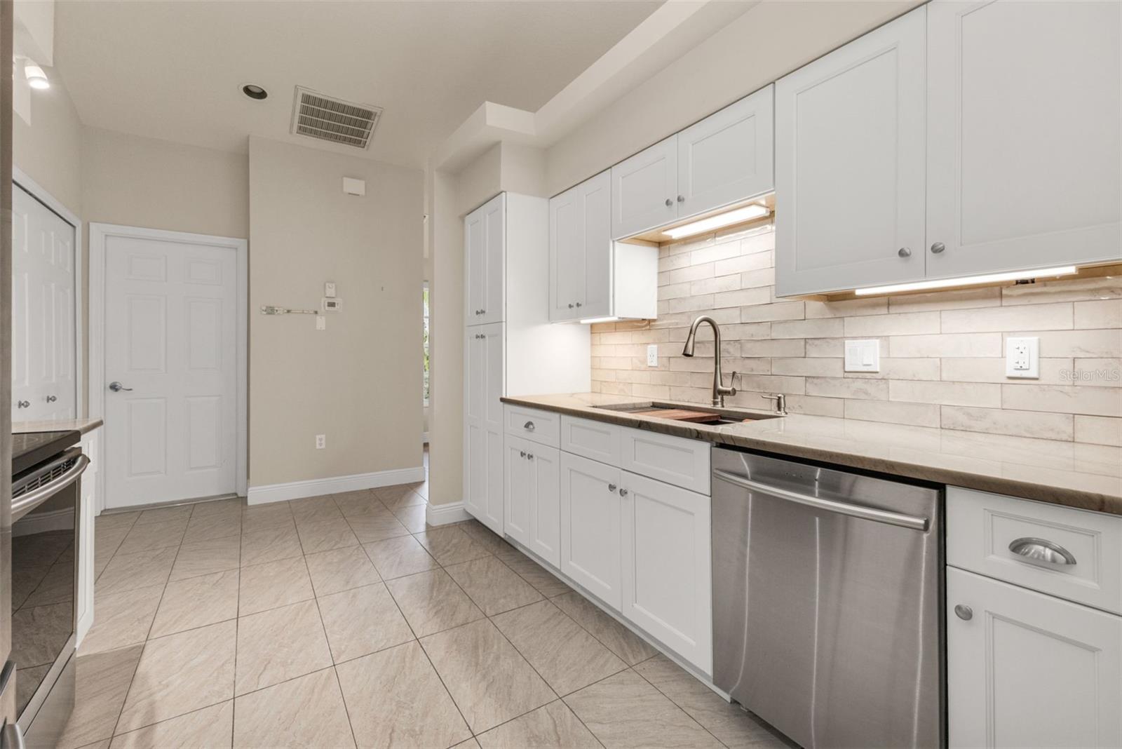 Image 14 of 50 For 8479 Creekview Lane