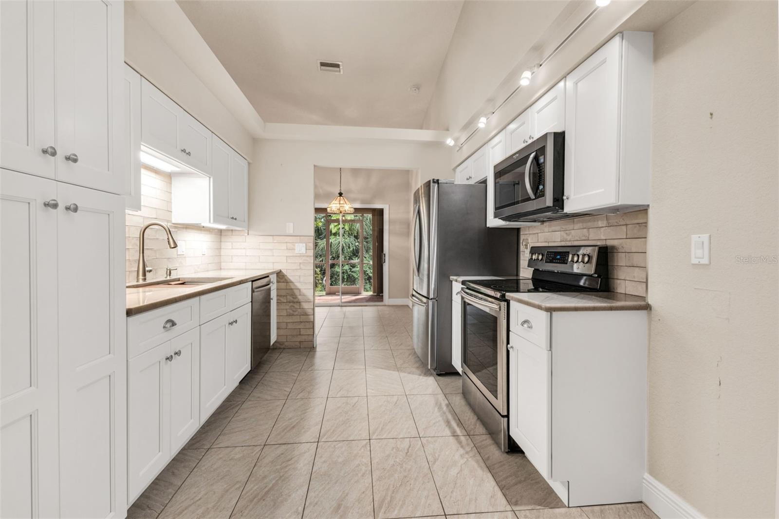 Image 15 of 50 For 8479 Creekview Lane