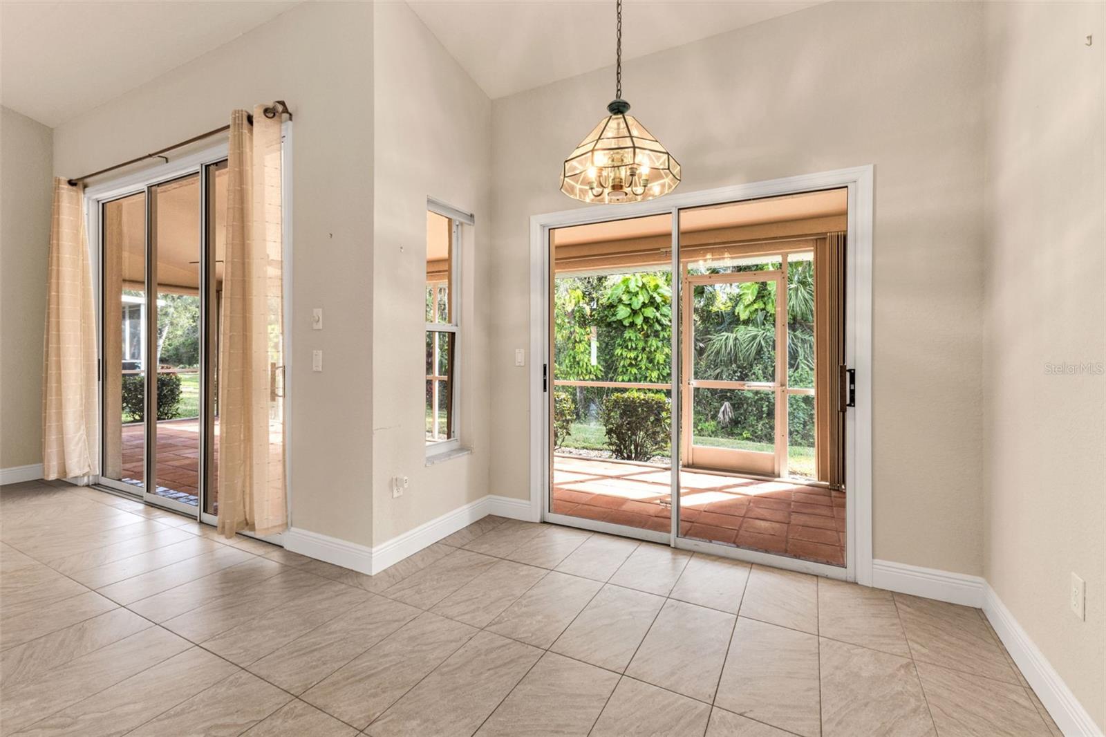 Image 5 of 50 For 8479 Creekview Lane