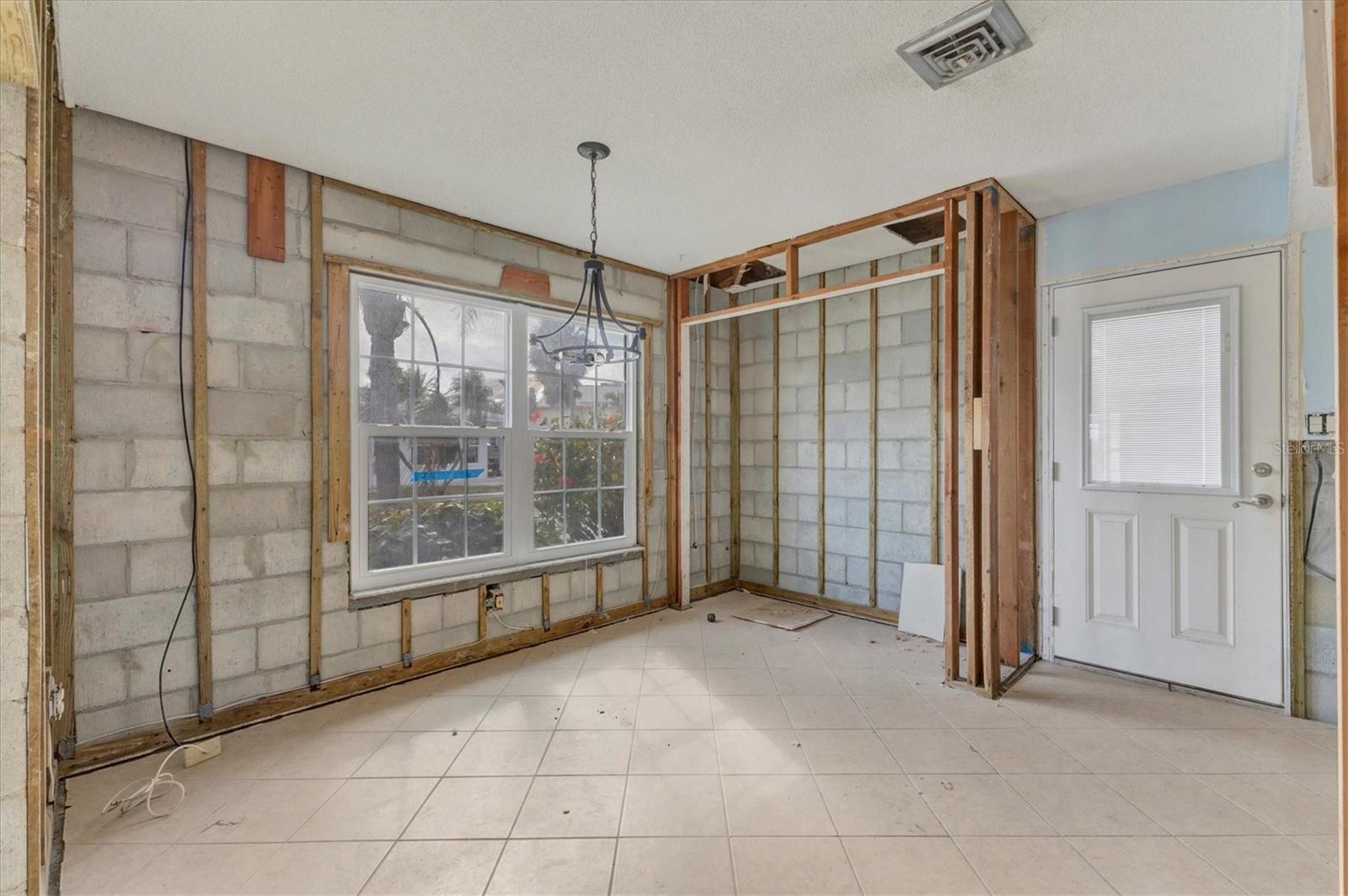 Image 17 of 47 For 1977 Beach Road 19