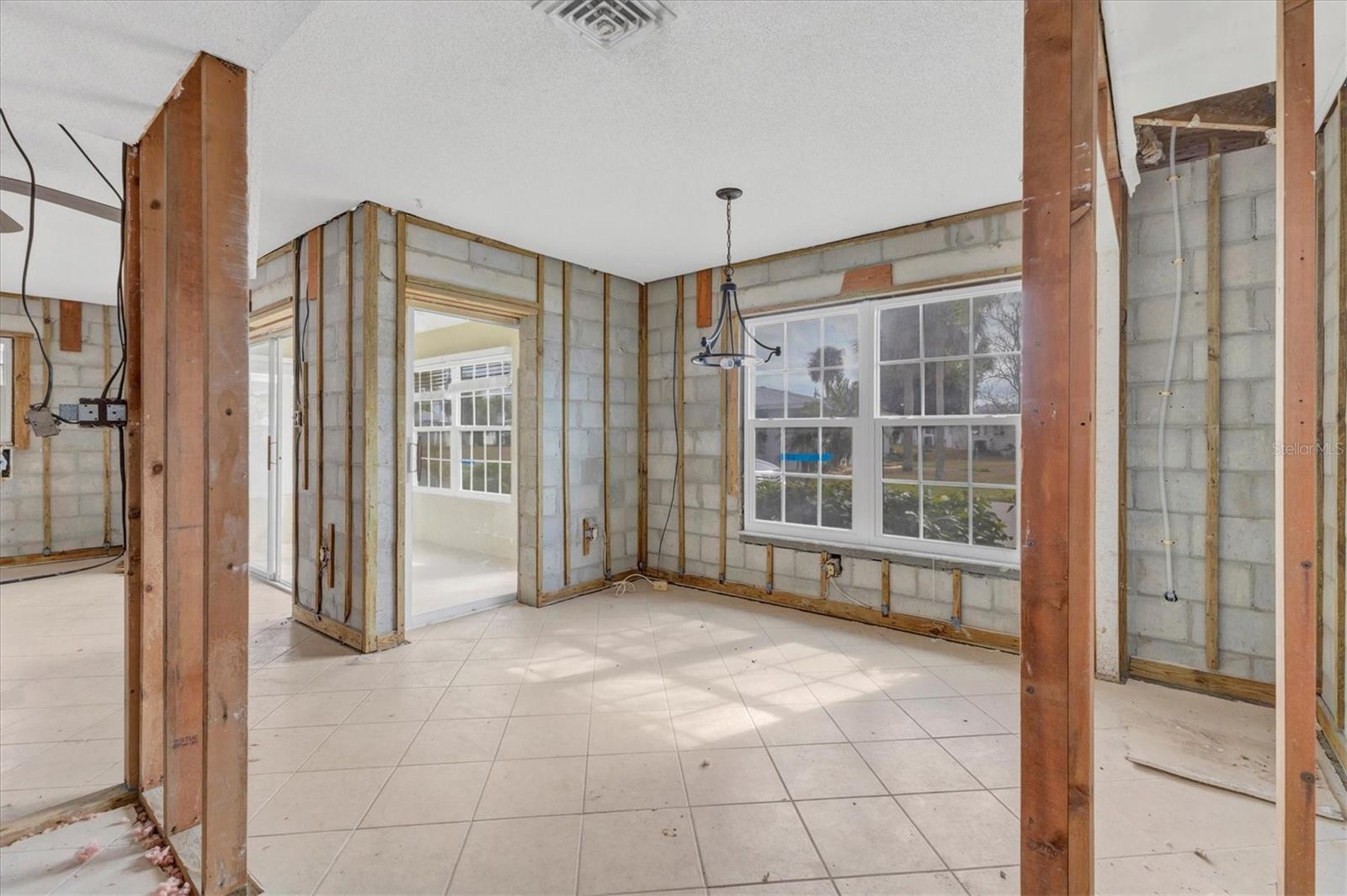 Image 18 of 47 For 1977 Beach Road 19