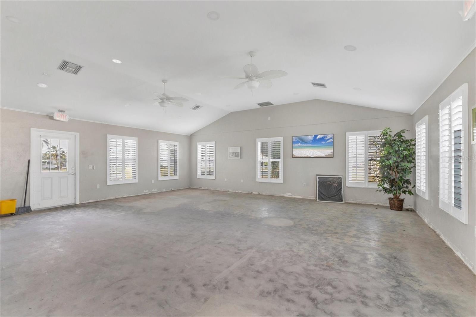 Image 28 of 47 For 1977 Beach Road 19