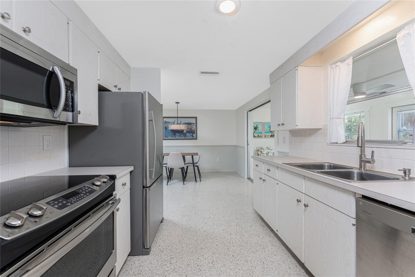 Image 12 of 71 For 1691 Lakeview Place