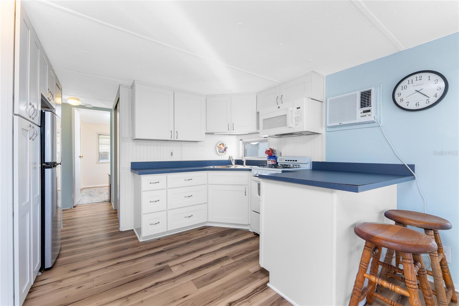 Listing photo id 12 for 1891 Englewood Road 11