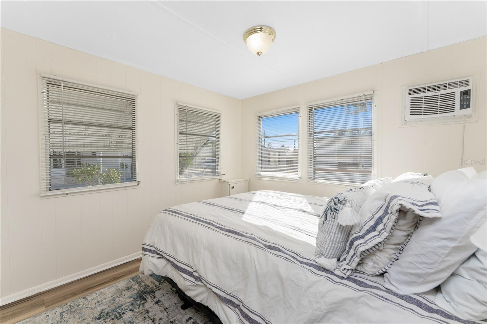 Listing photo id 14 for 1891 Englewood Road 11