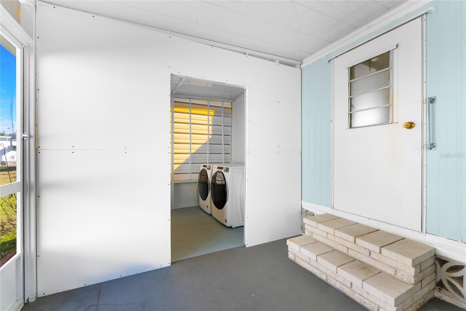 Listing photo id 21 for 1891 Englewood Road 11