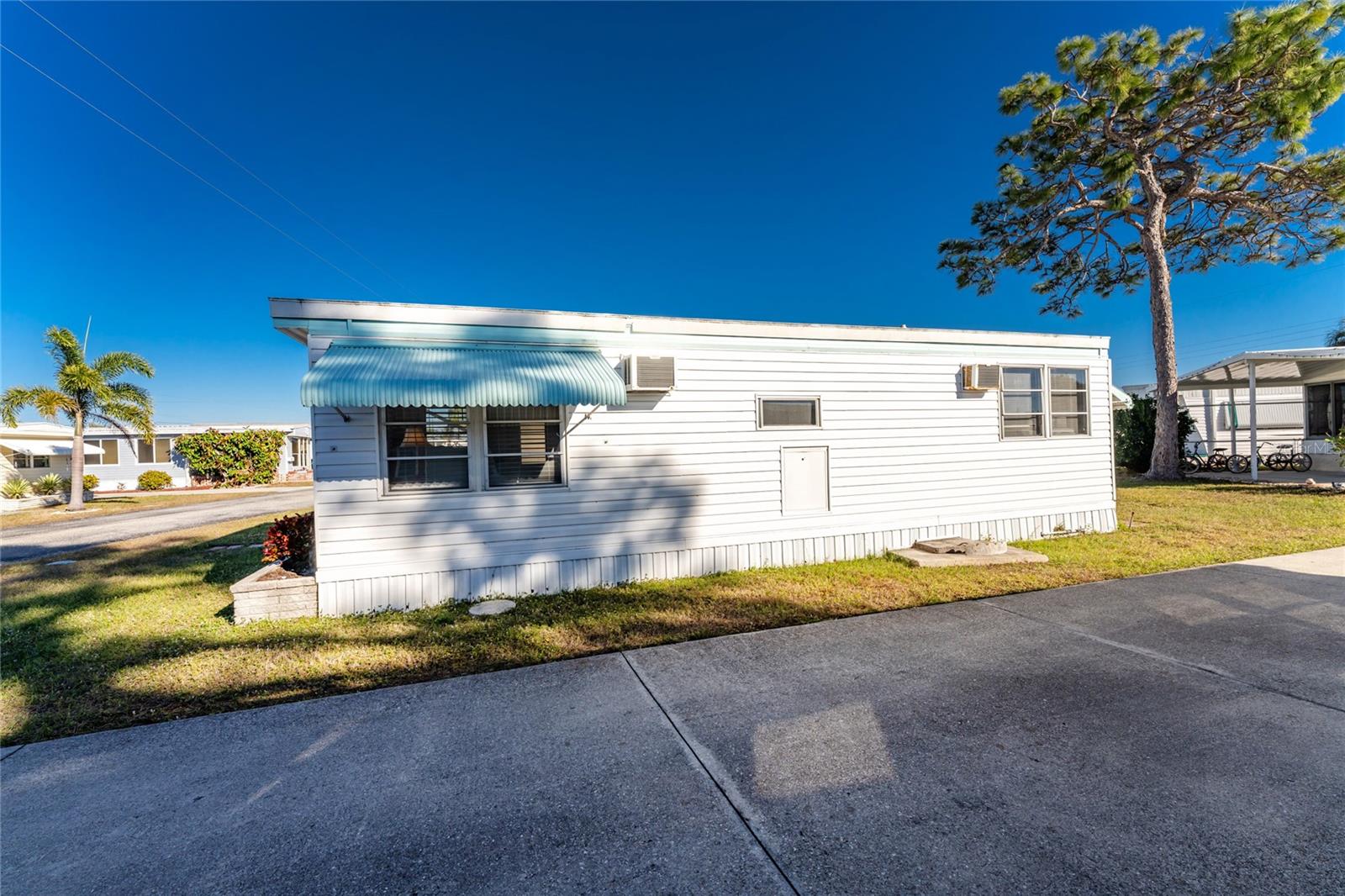 Listing photo id 25 for 1891 Englewood Road 11