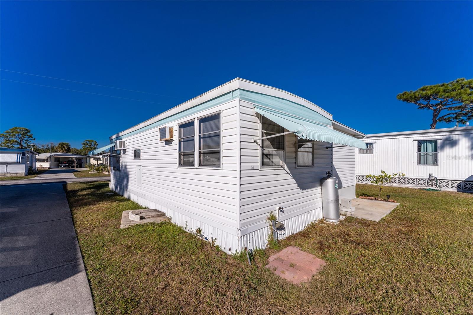 Listing photo id 26 for 1891 Englewood Road 11
