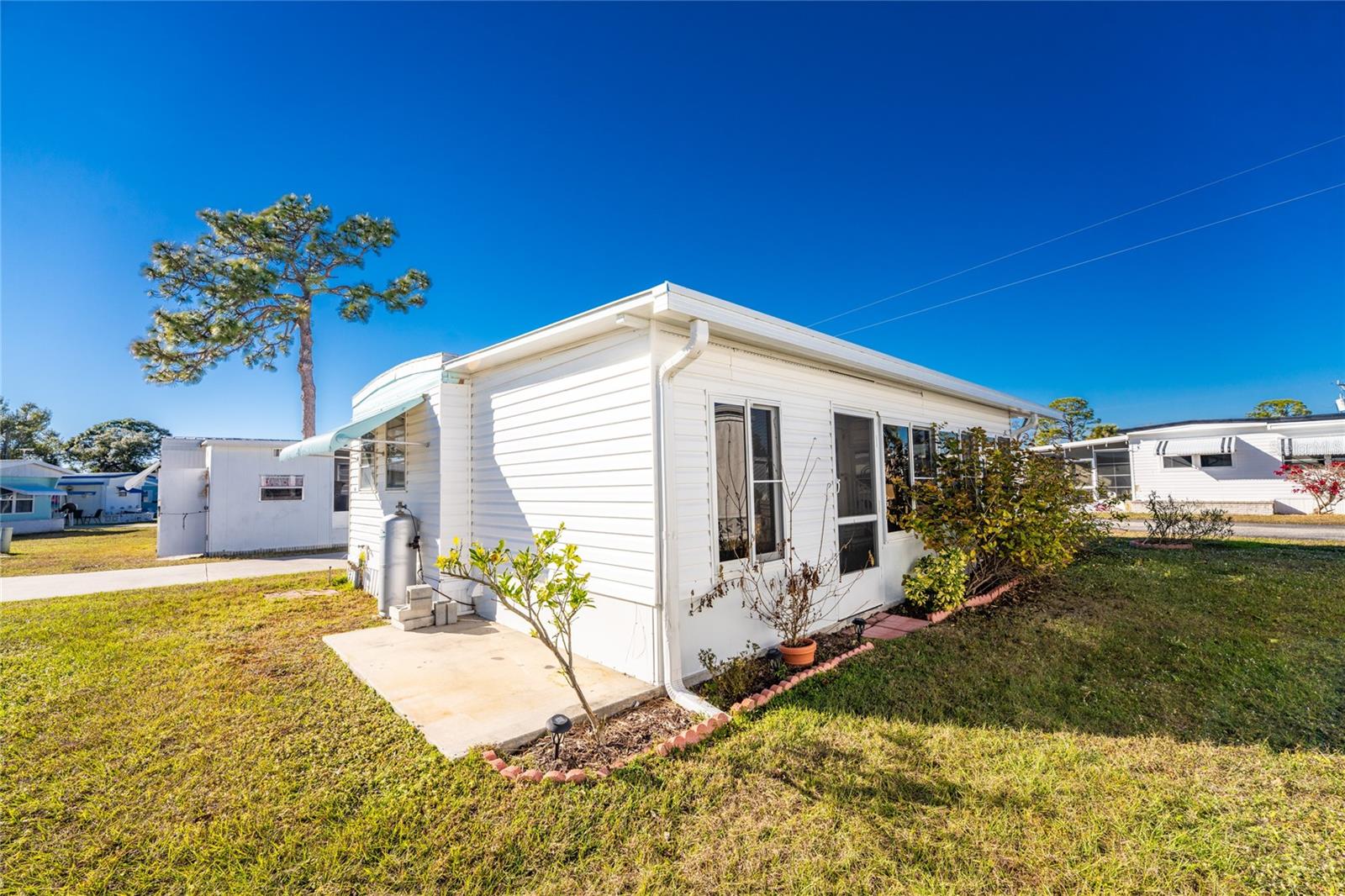 Listing photo id 28 for 1891 Englewood Road 11