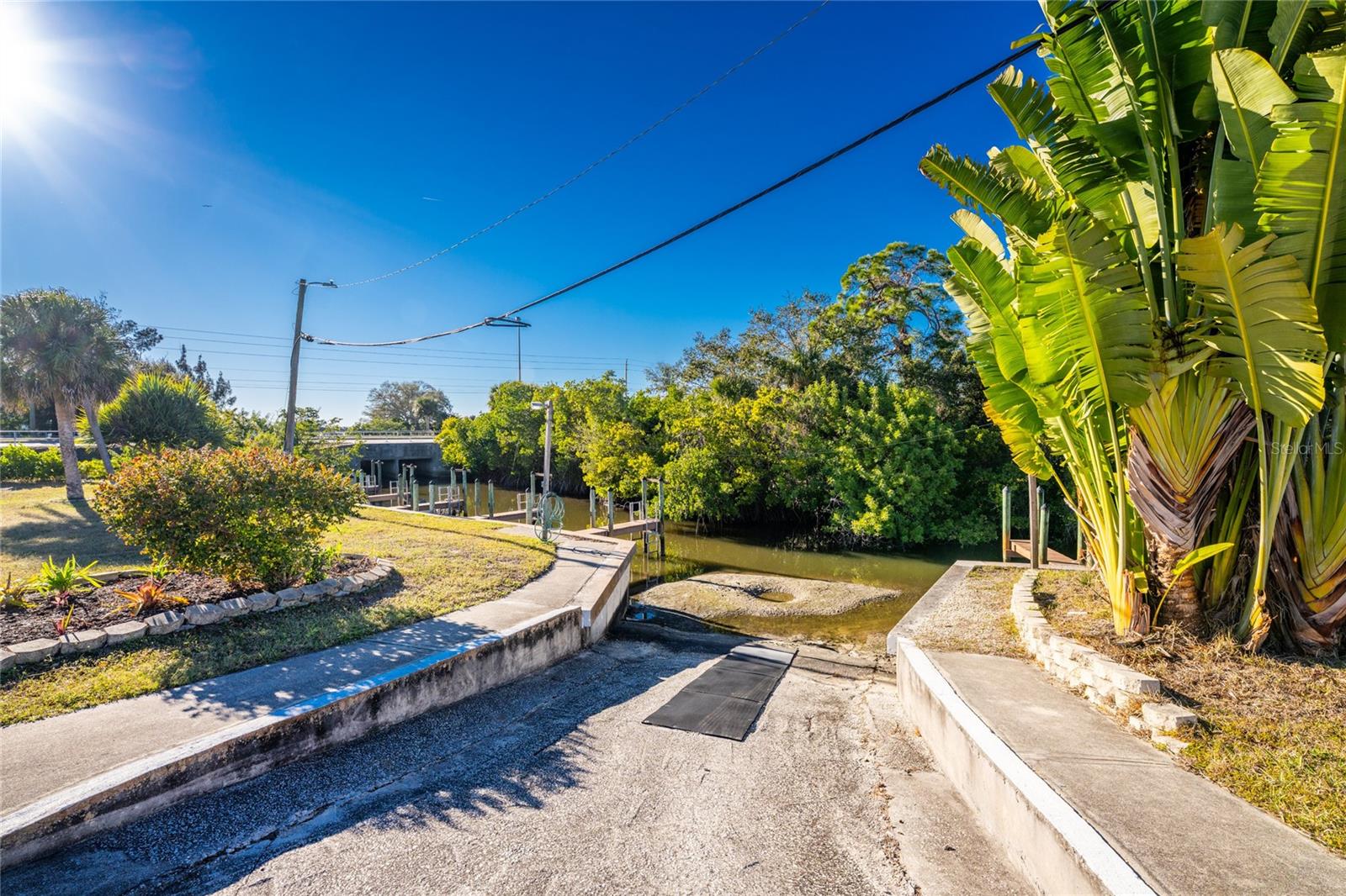 Listing photo id 39 for 1891 Englewood Road 11