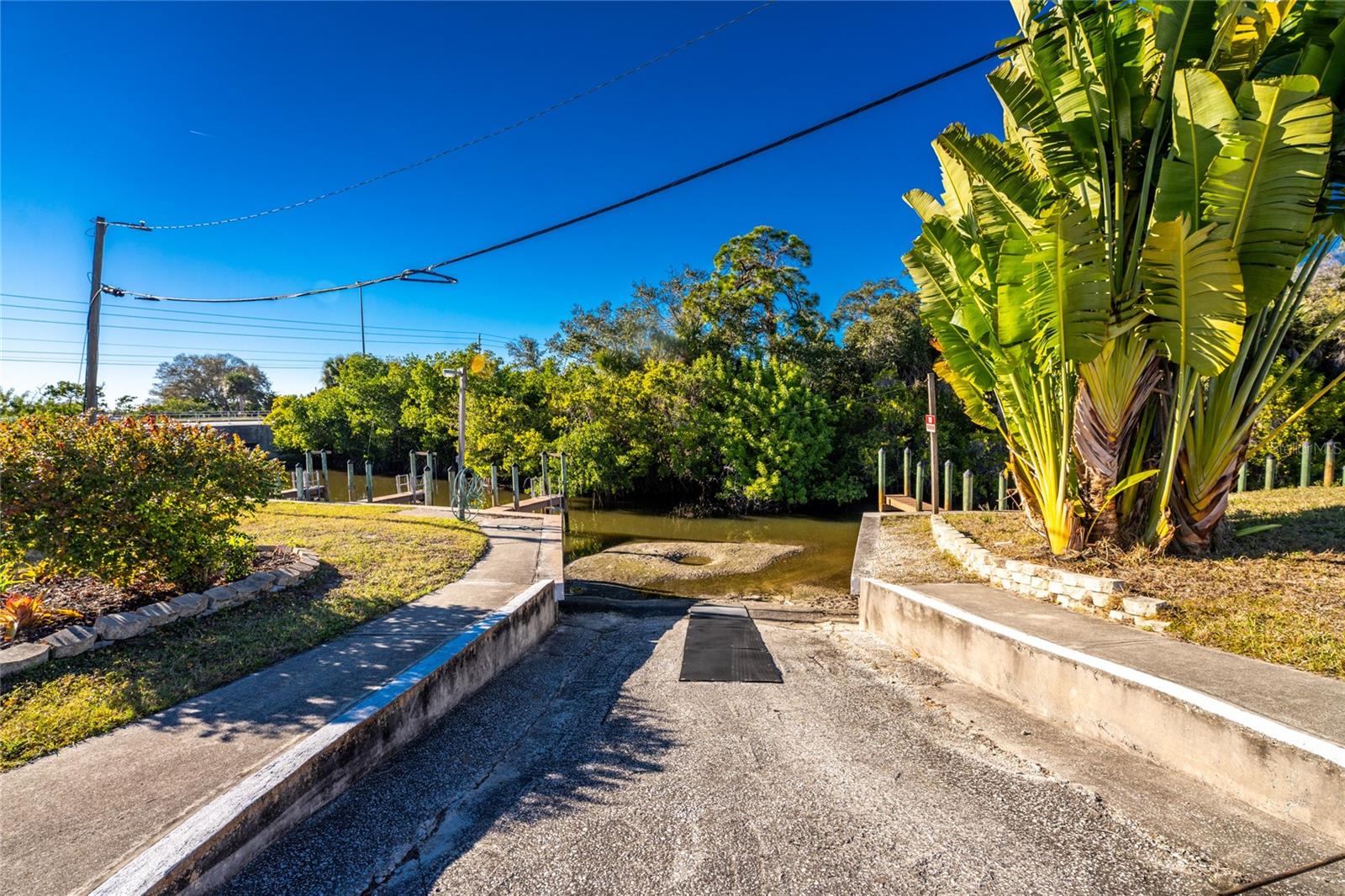 Listing photo id 40 for 1891 Englewood Road 11