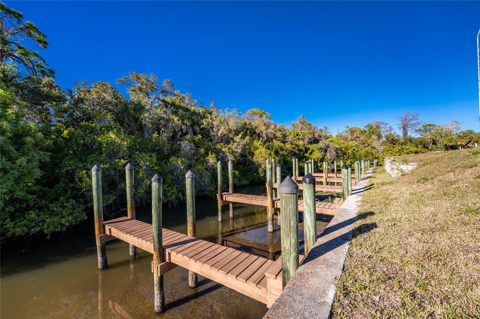 Listing photo id 41 for 1891 Englewood Road 11