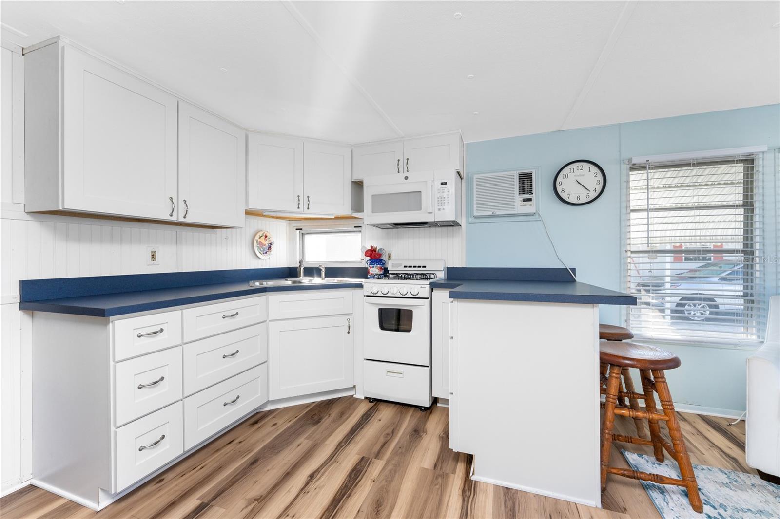 Listing photo id 3 for 1891 Englewood Road 11