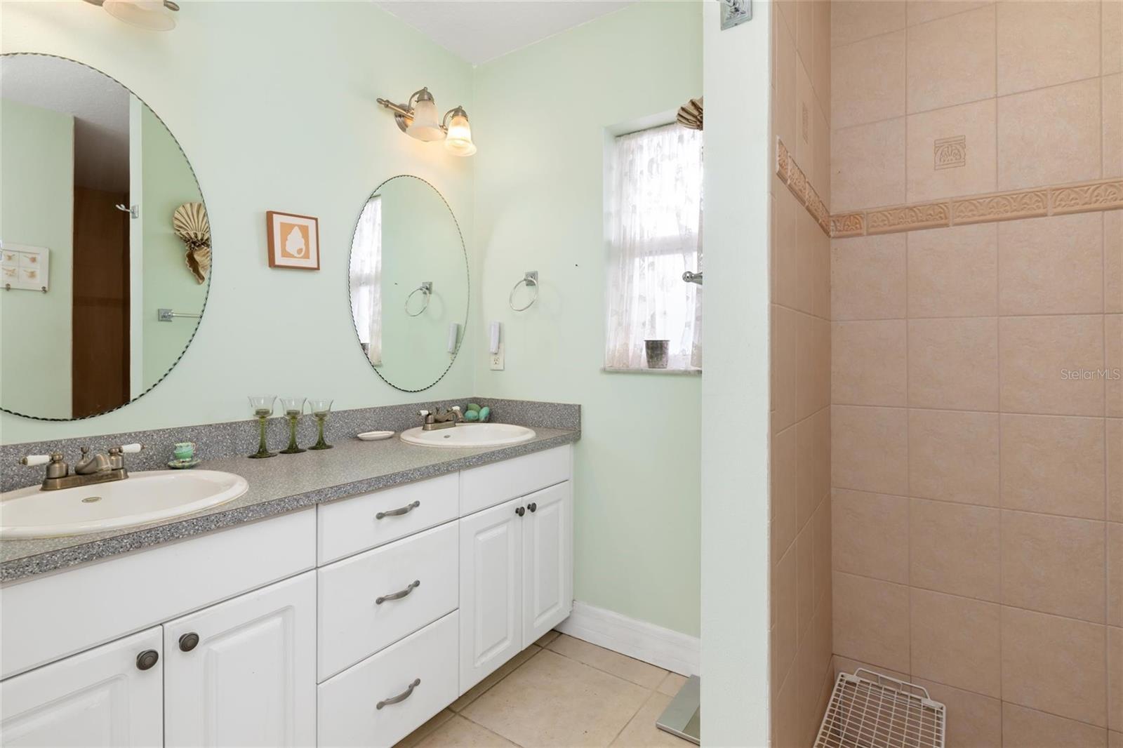 Image 19 of 43 For 125 Baldwin Court Se