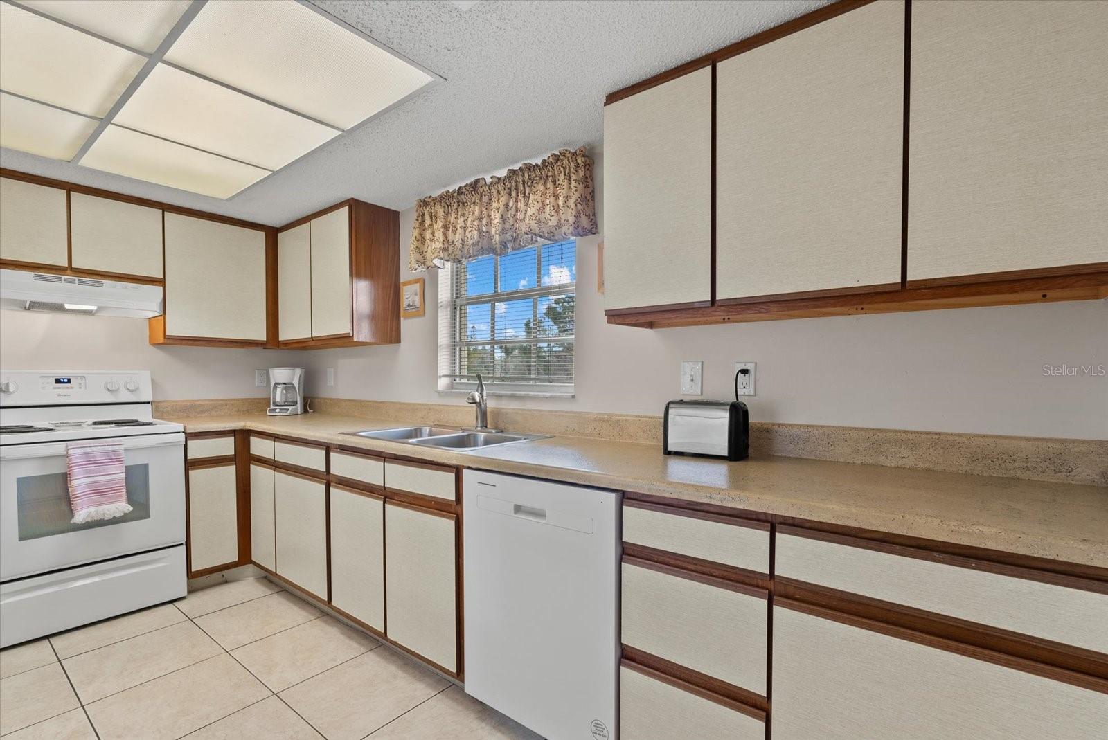 Image 10 of 47 For 1531 Placida Road 204