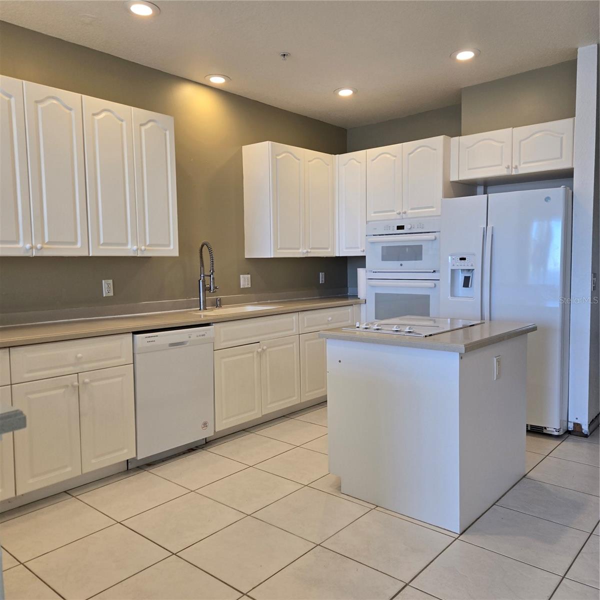 Image 13 of 46 For 4410 Warren Avenue 507