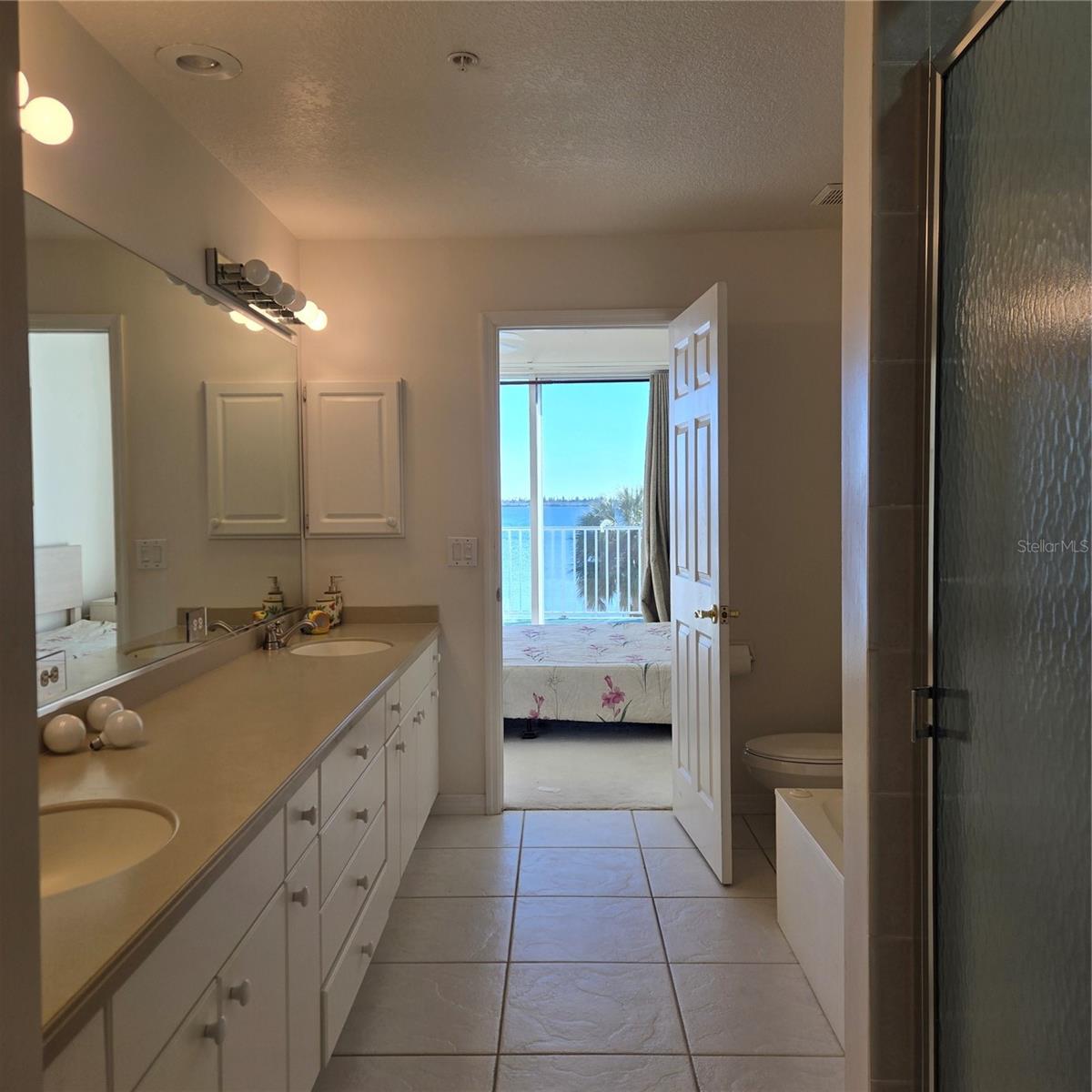 Image 21 of 46 For 4410 Warren Avenue 507