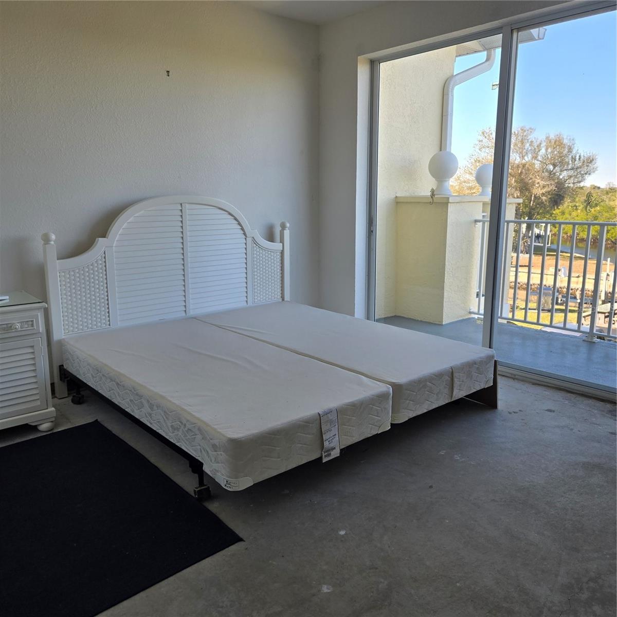 Image 24 of 46 For 4410 Warren Avenue 507