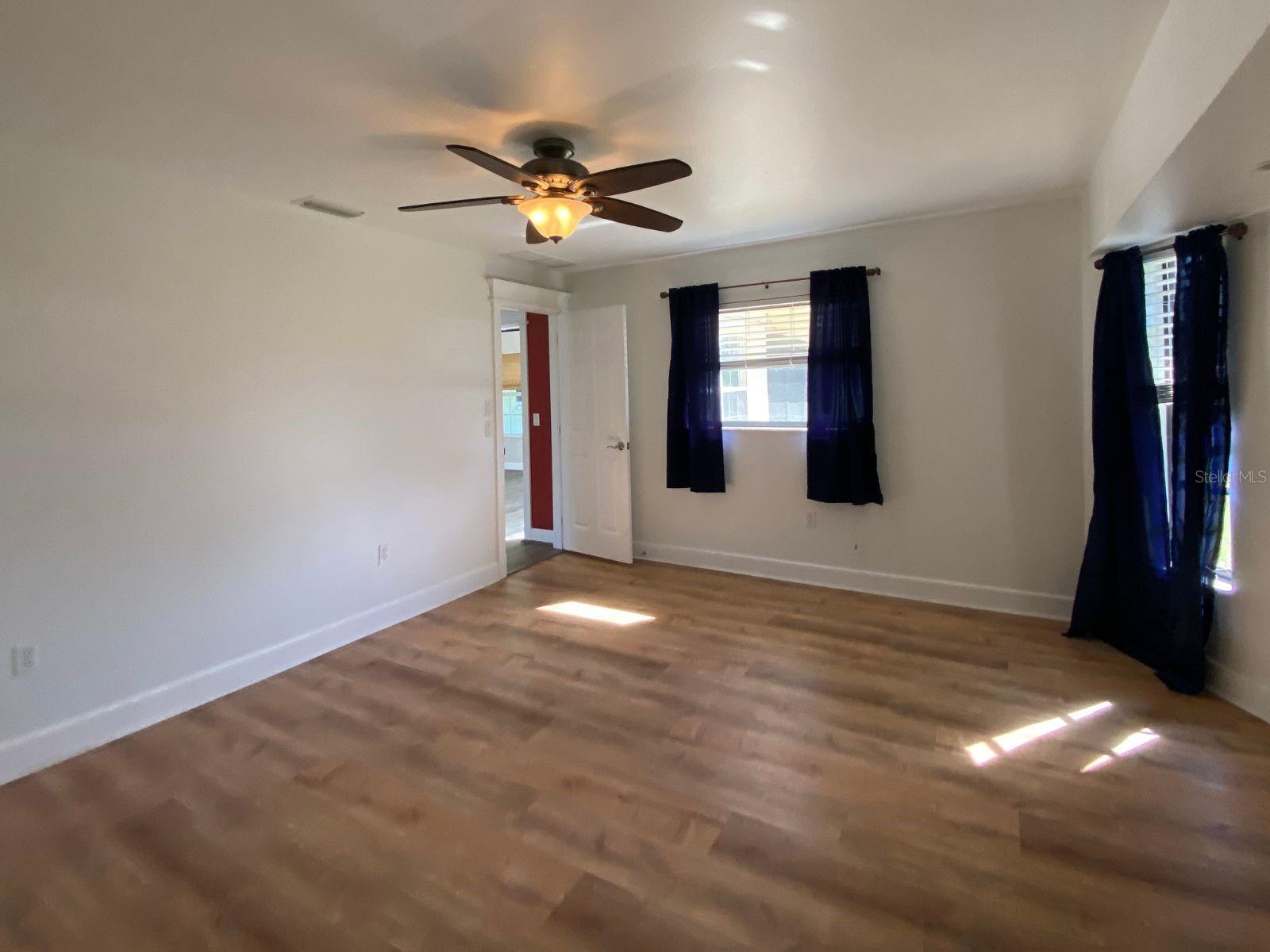 Image 11 of 22 For 10123 Bay Avenue