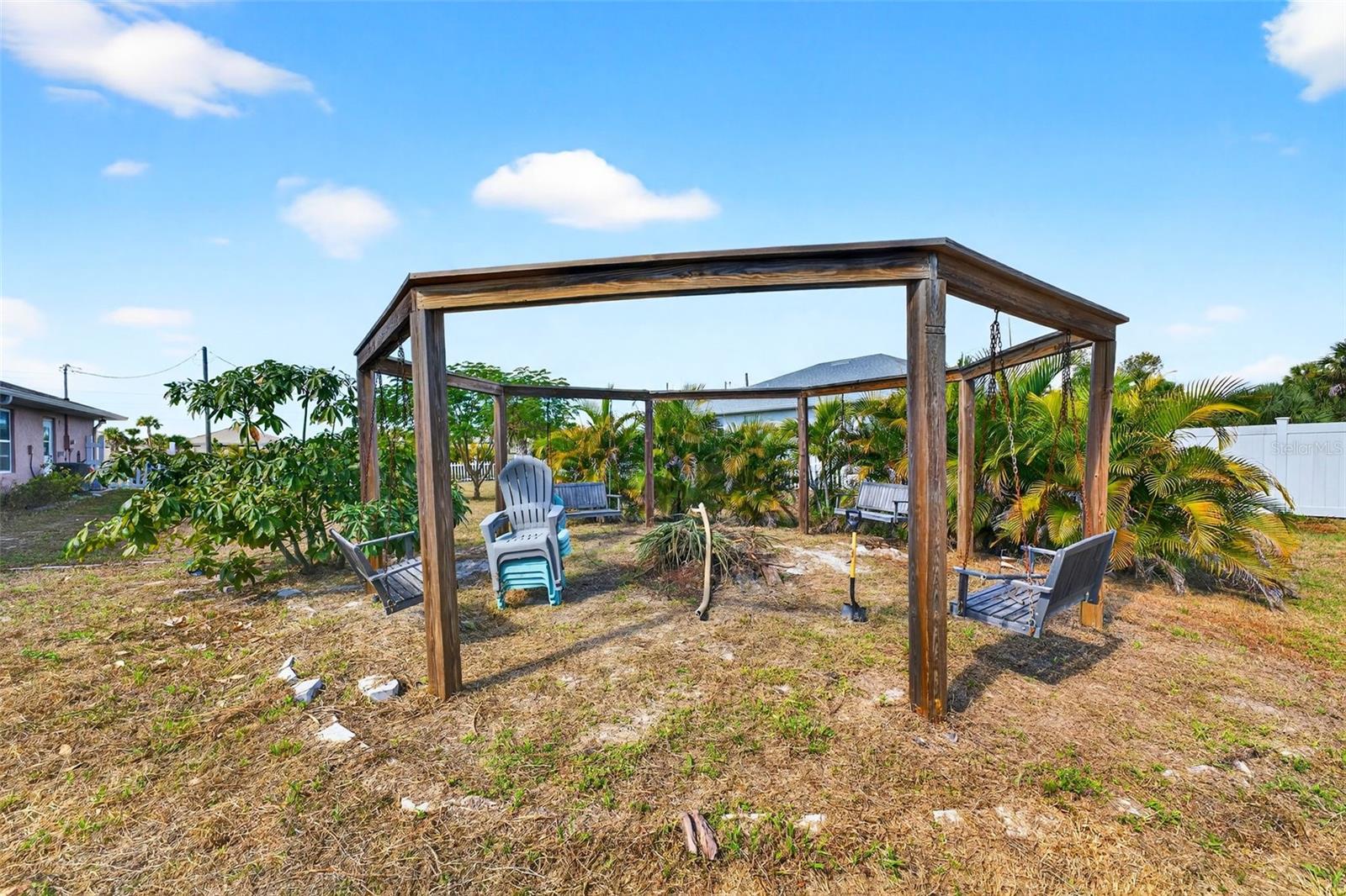 Listing photo id 37 for 113 Sesame Road W