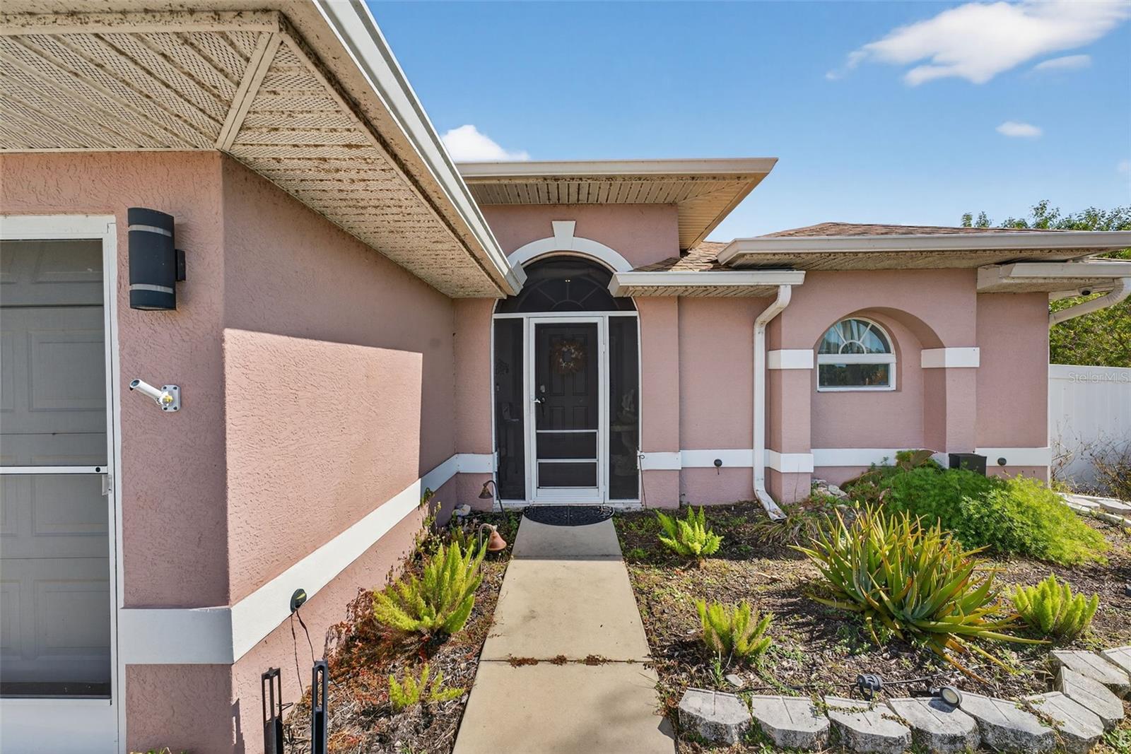 Listing photo id 3 for 113 Sesame Road W