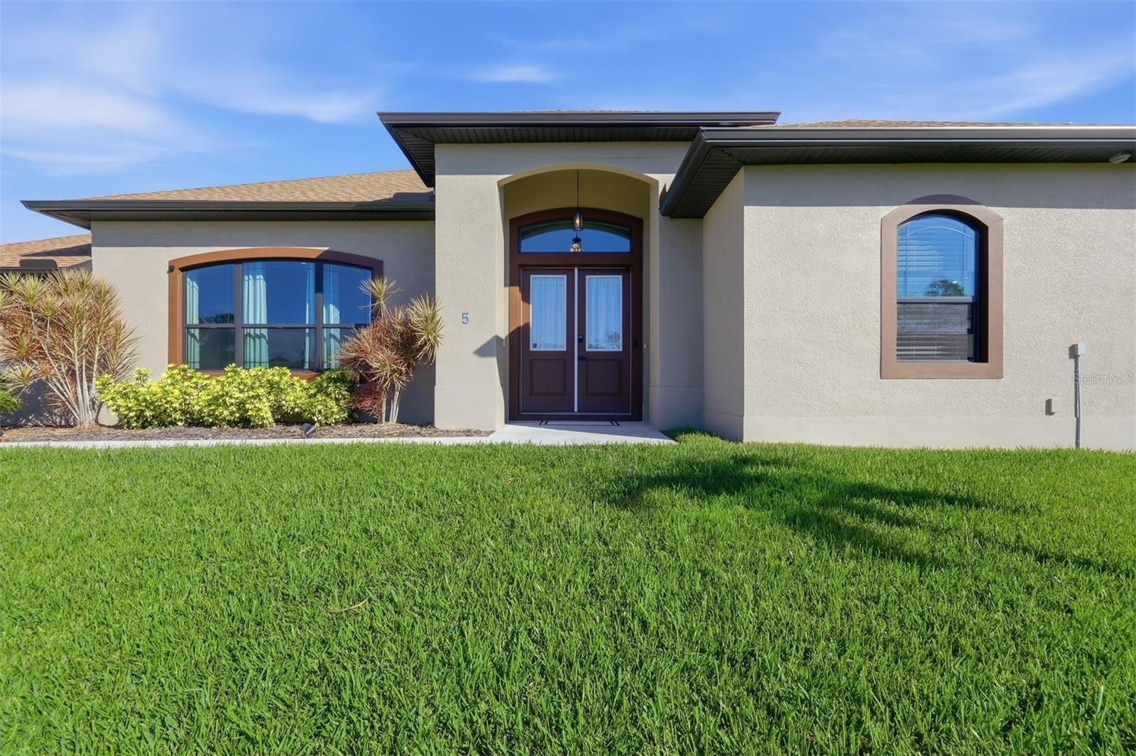 Listing photo id 0 for 5 Aye Court 