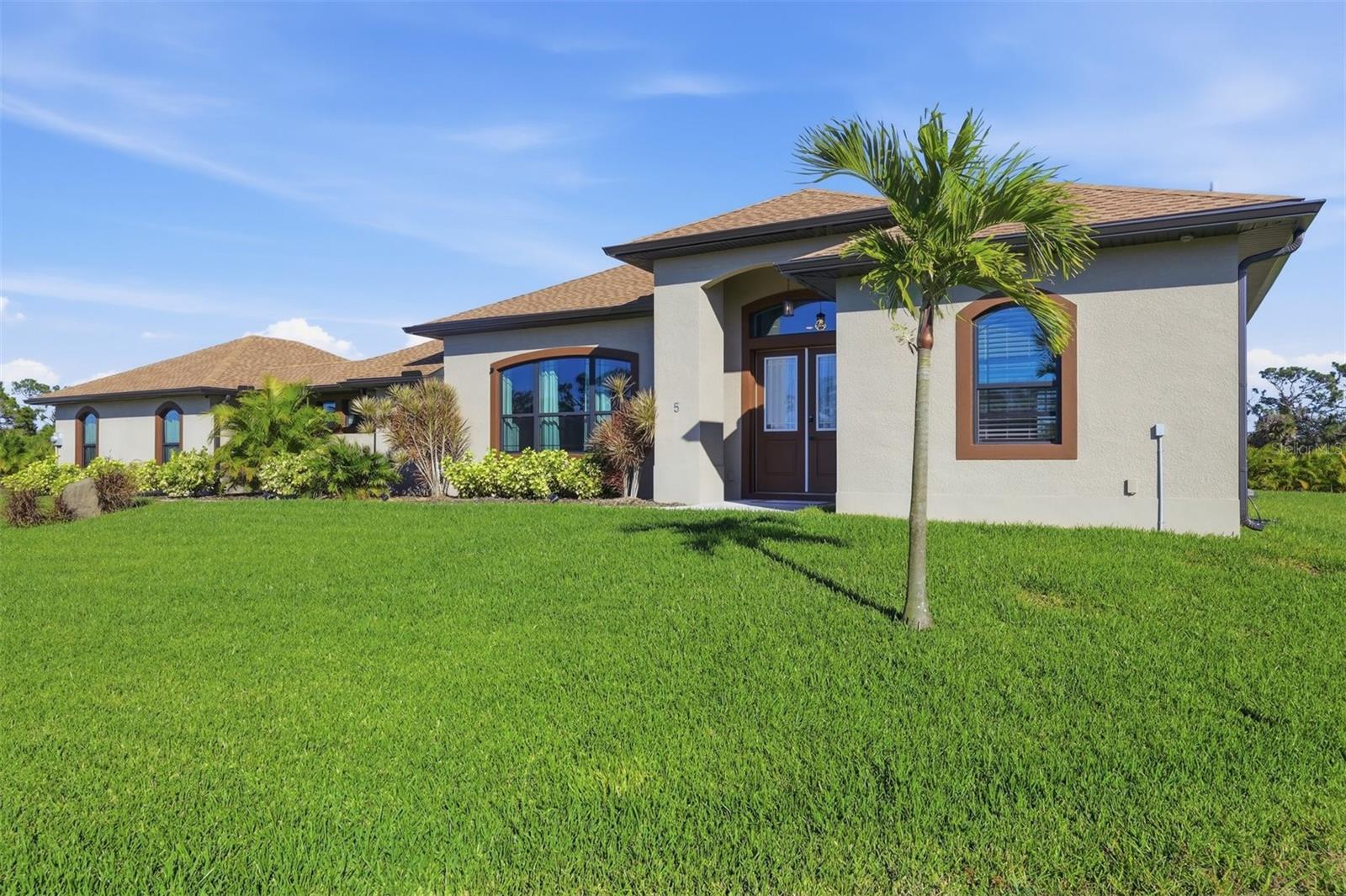 Listing photo id 1 for 5 Aye Court 