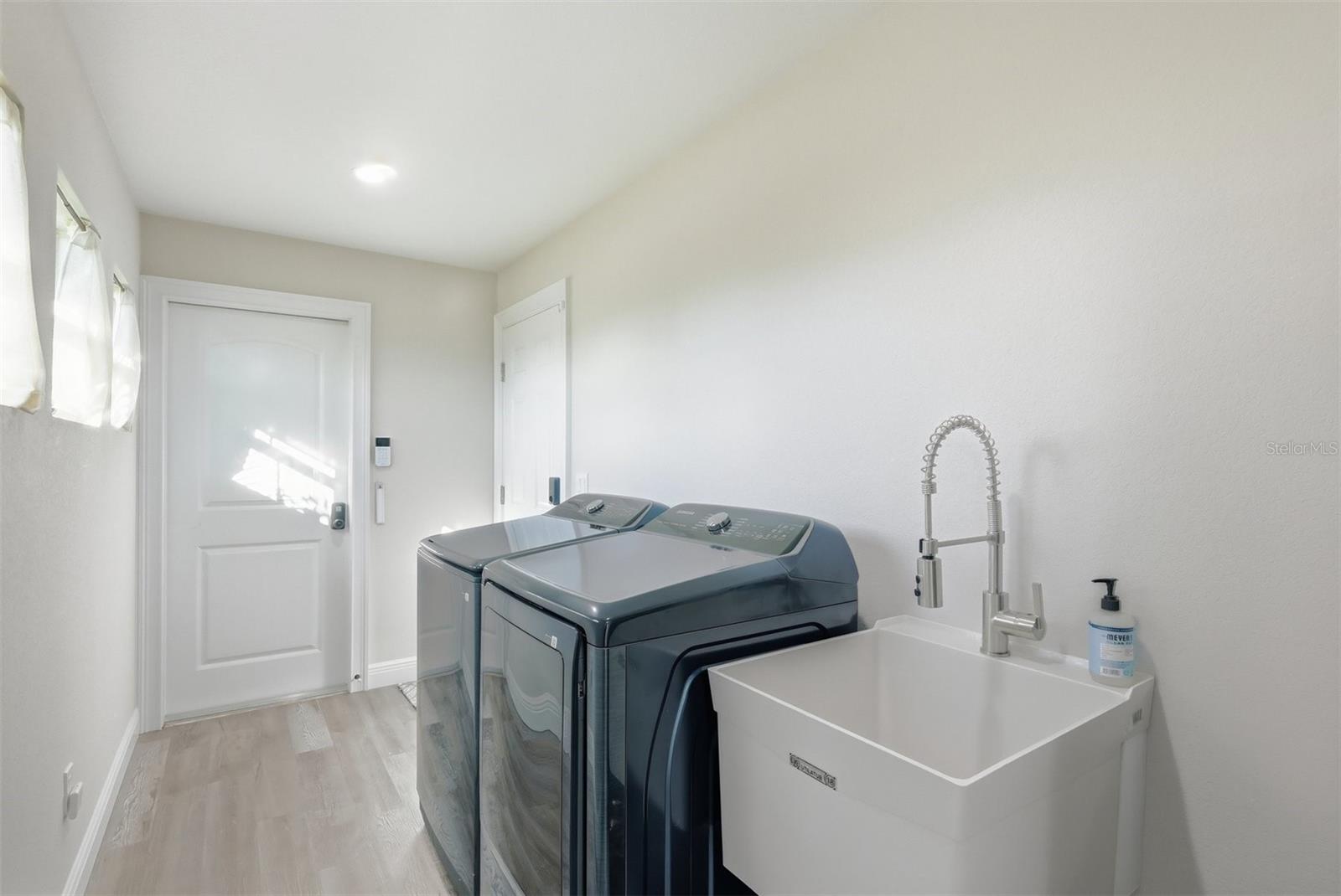 Listing photo id 36 for 5 Aye Court 