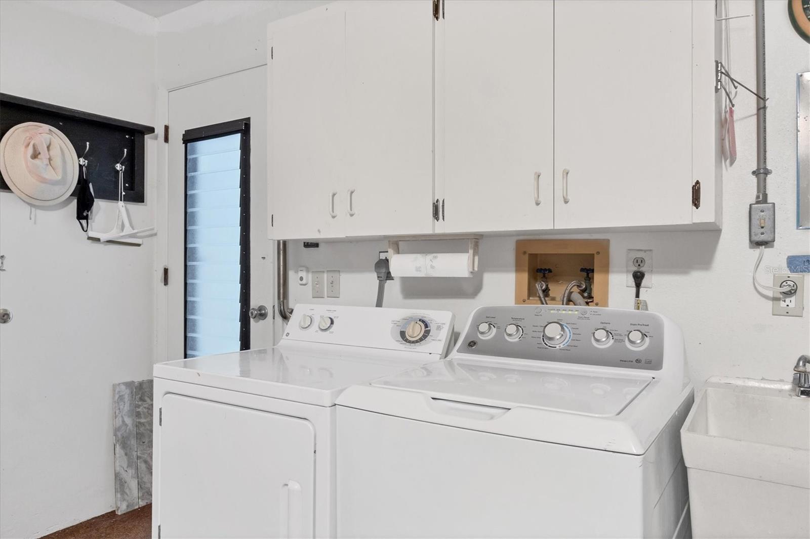 Image 32 of 56 For 687 Linden Drive