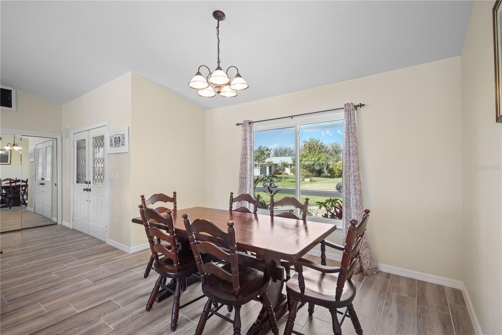 Image 11 of 41 For 208 Annapolis Lane