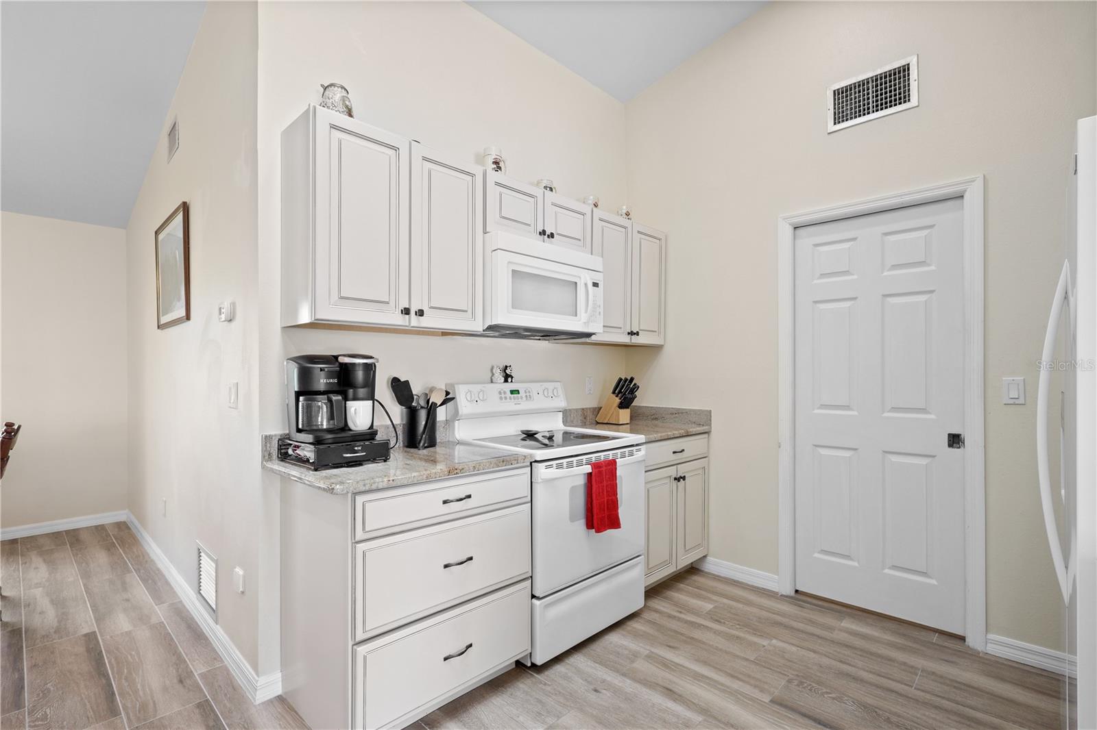 Image 13 of 41 For 208 Annapolis Lane