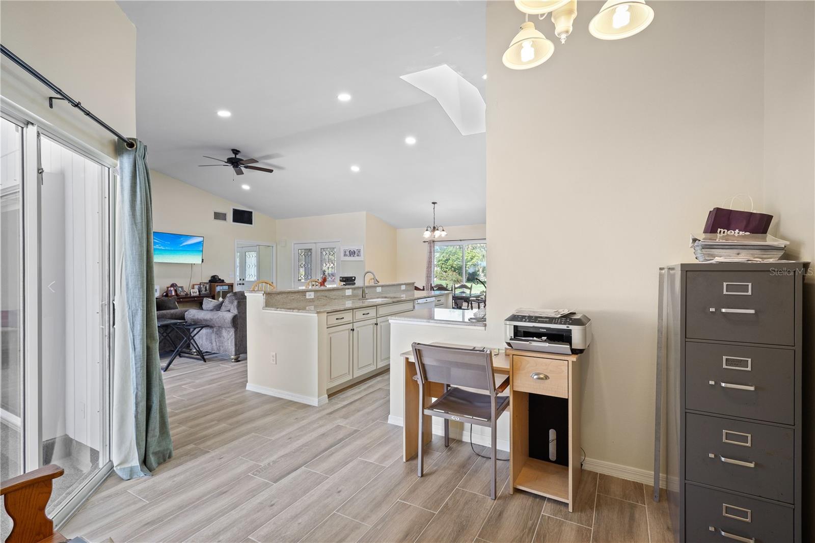 Image 15 of 41 For 208 Annapolis Lane