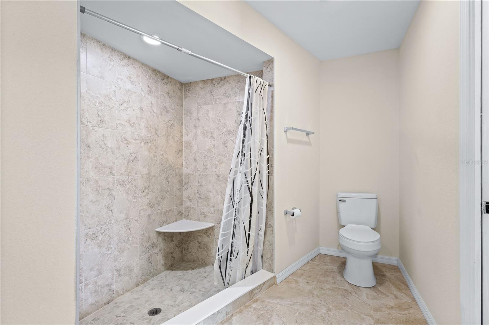 Image 18 of 41 For 208 Annapolis Lane