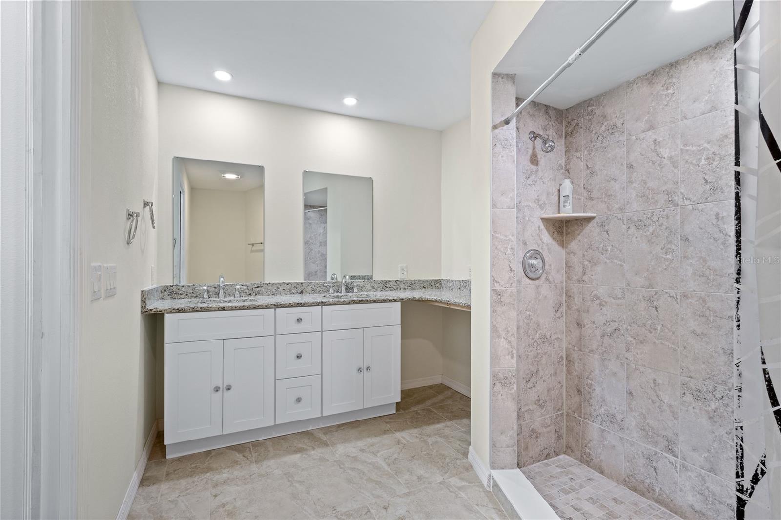 Image 19 of 41 For 208 Annapolis Lane