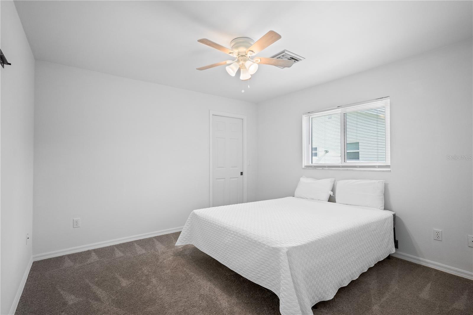 Image 21 of 41 For 208 Annapolis Lane