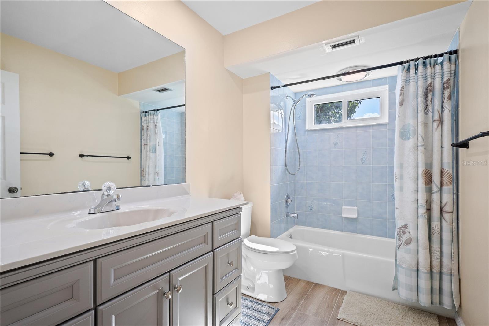 Image 22 of 41 For 208 Annapolis Lane