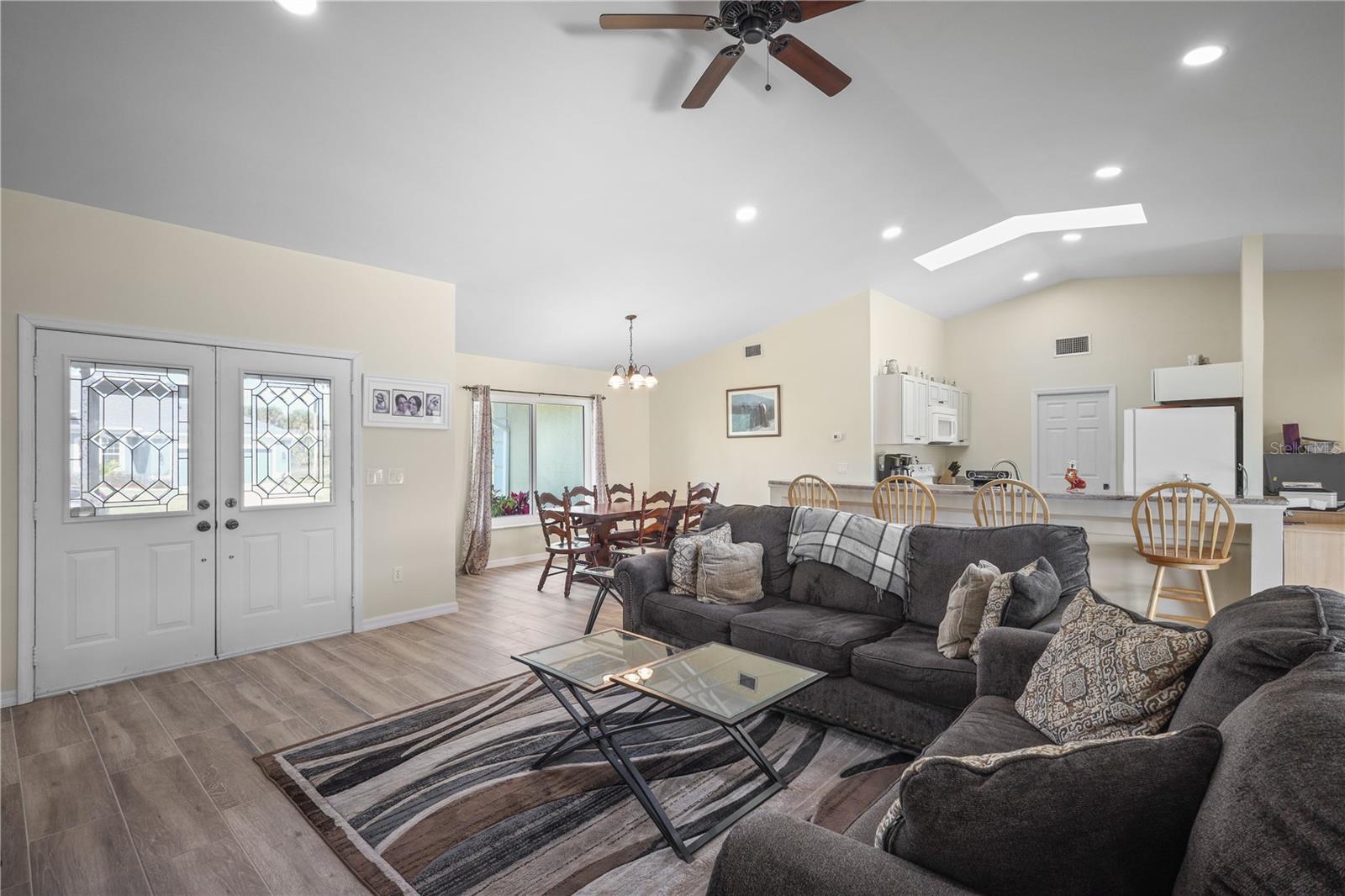 Image 6 of 41 For 208 Annapolis Lane