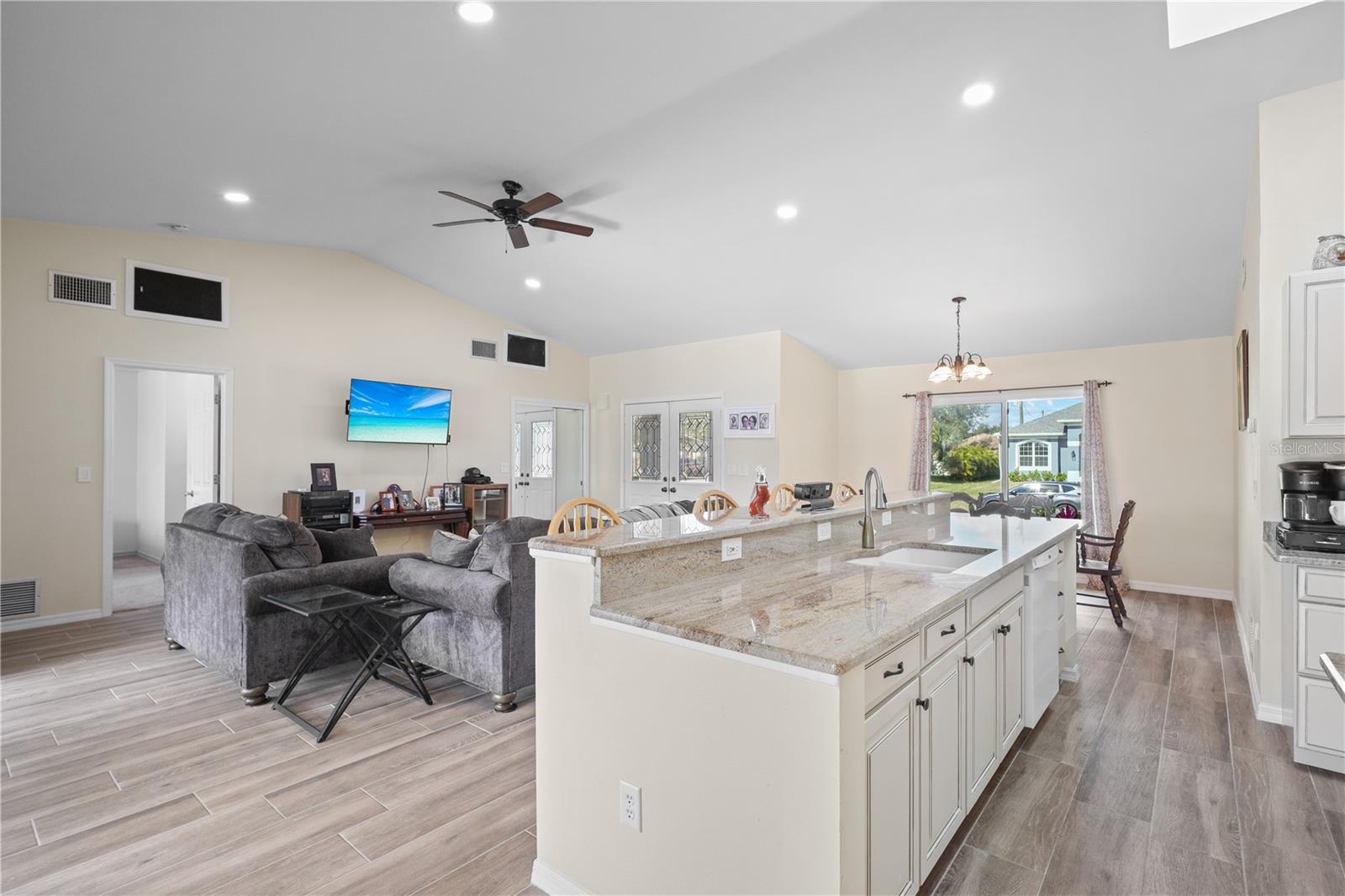 Image 8 of 41 For 208 Annapolis Lane