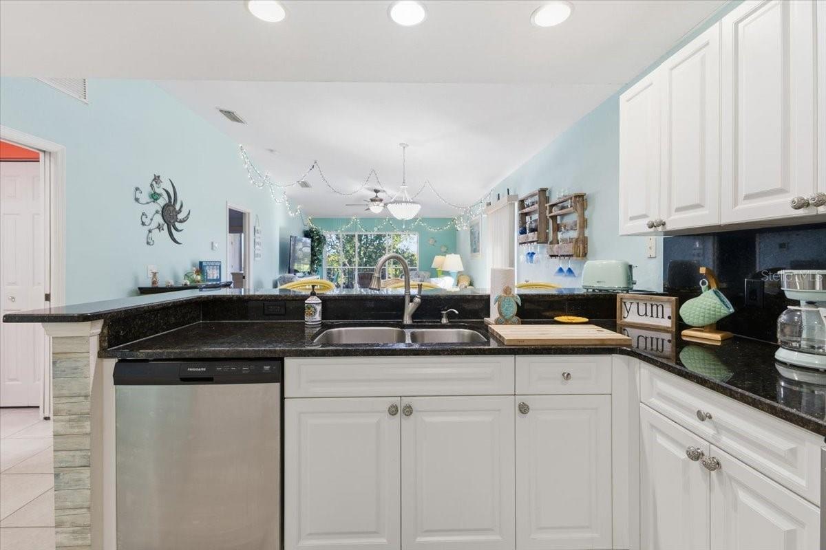 Image 11 of 41 For 9850 Fiddlers Green Circle 228