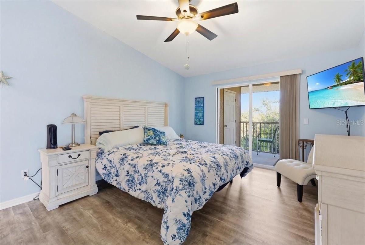 Image 17 of 41 For 9850 Fiddlers Green Circle 228