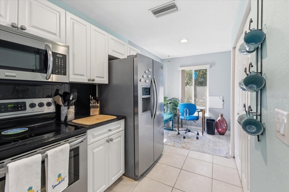 Image 9 of 41 For 9850 Fiddlers Green Circle 228