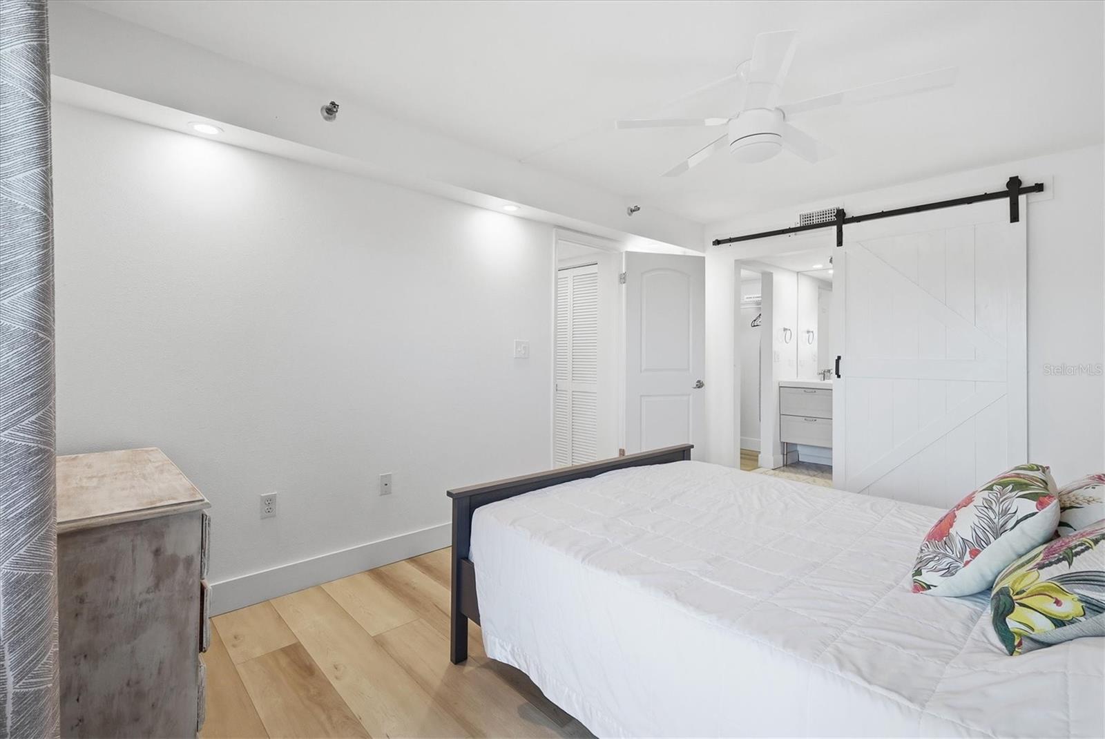 Image 19 of 46 For 7430 Sunshine Skyway Lane S 201