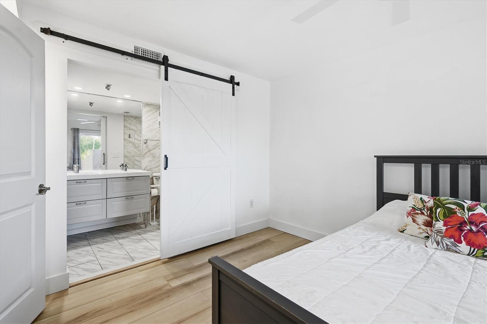 Image 20 of 46 For 7430 Sunshine Skyway Lane S 201