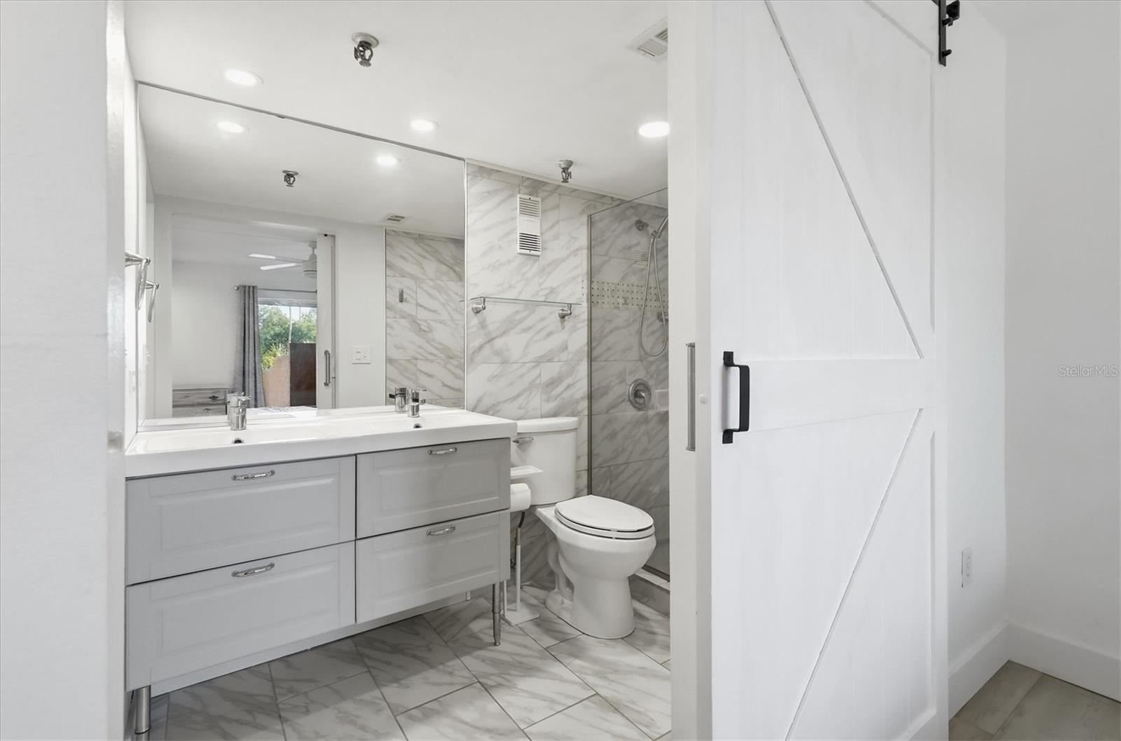 Image 21 of 46 For 7430 Sunshine Skyway Lane S 201