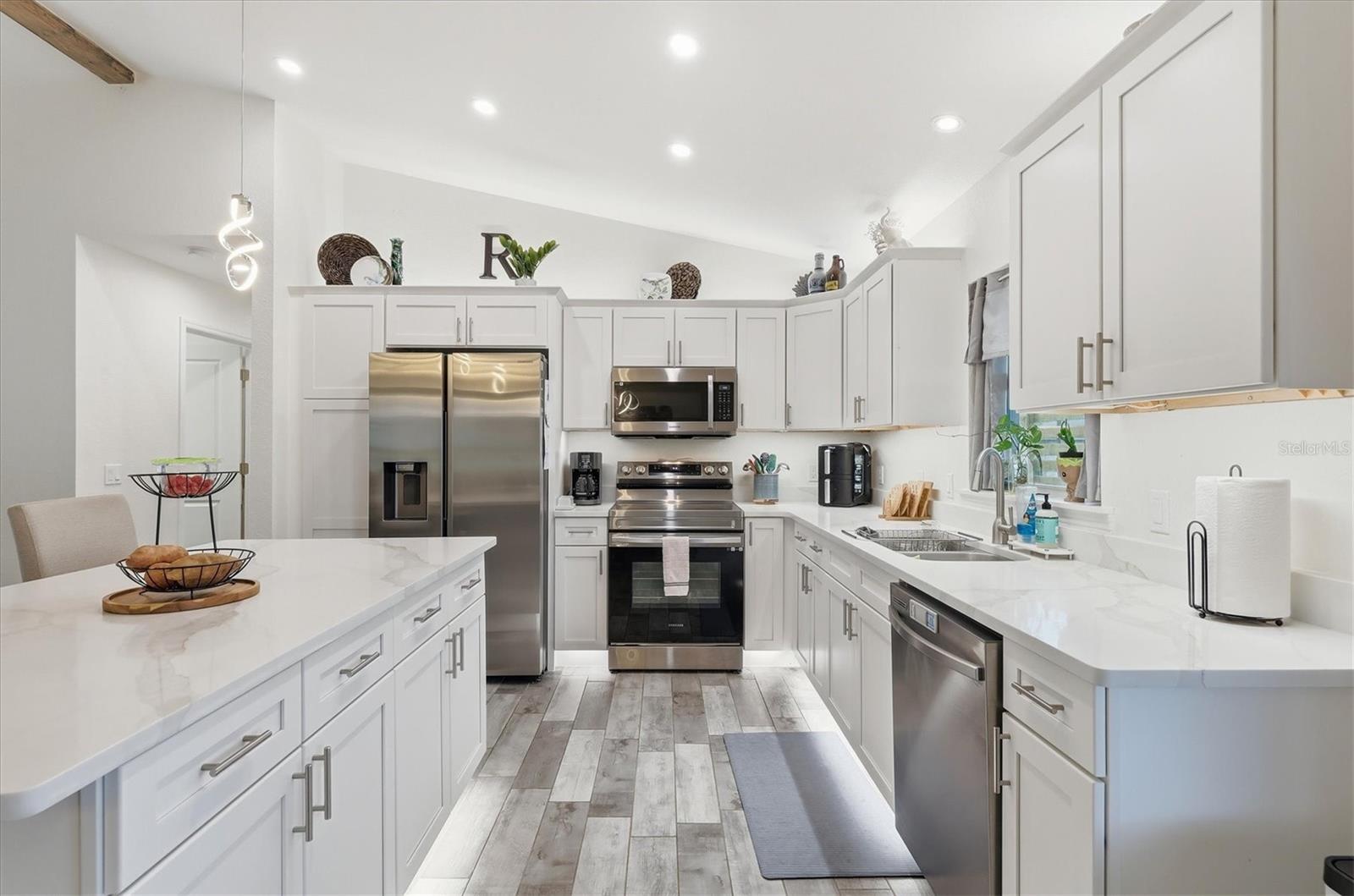 Listing photo id 8 for 10300 Sandrift Avenue