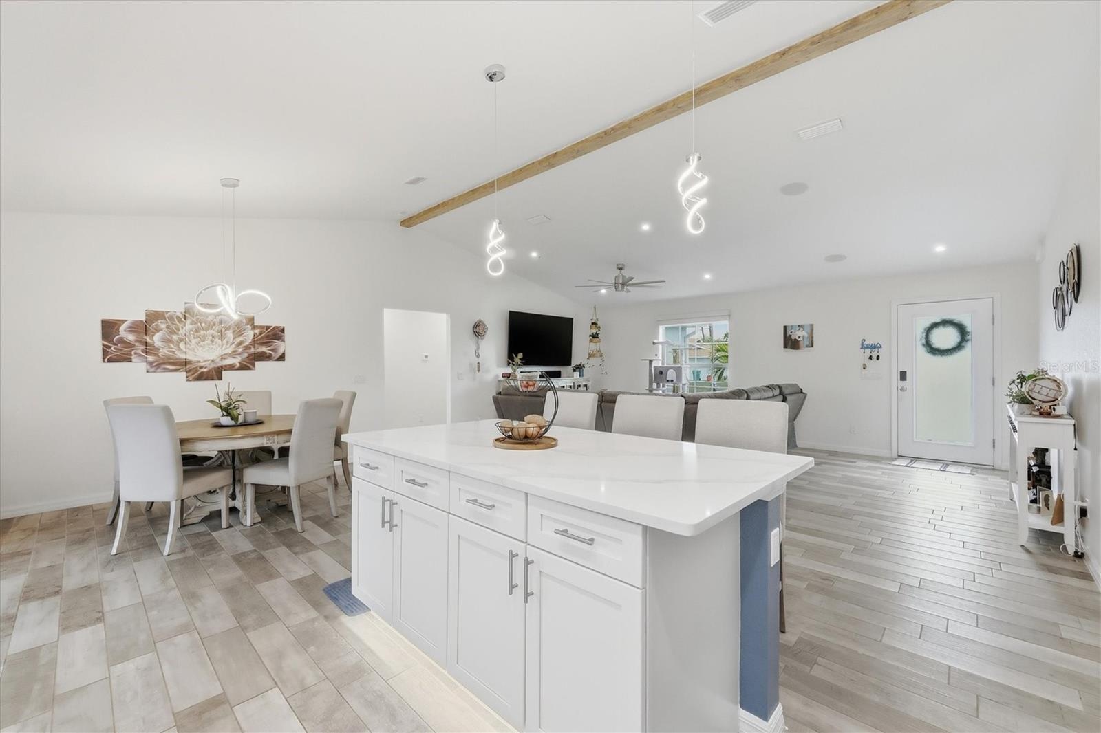 Listing photo id 9 for 10300 Sandrift Avenue