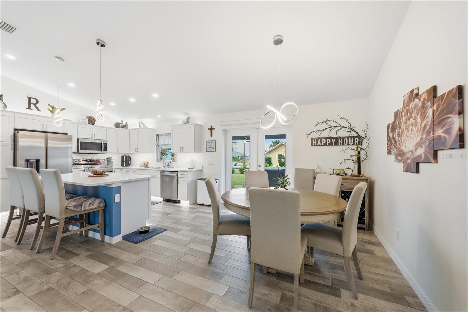 Listing photo id 10 for 10300 Sandrift Avenue