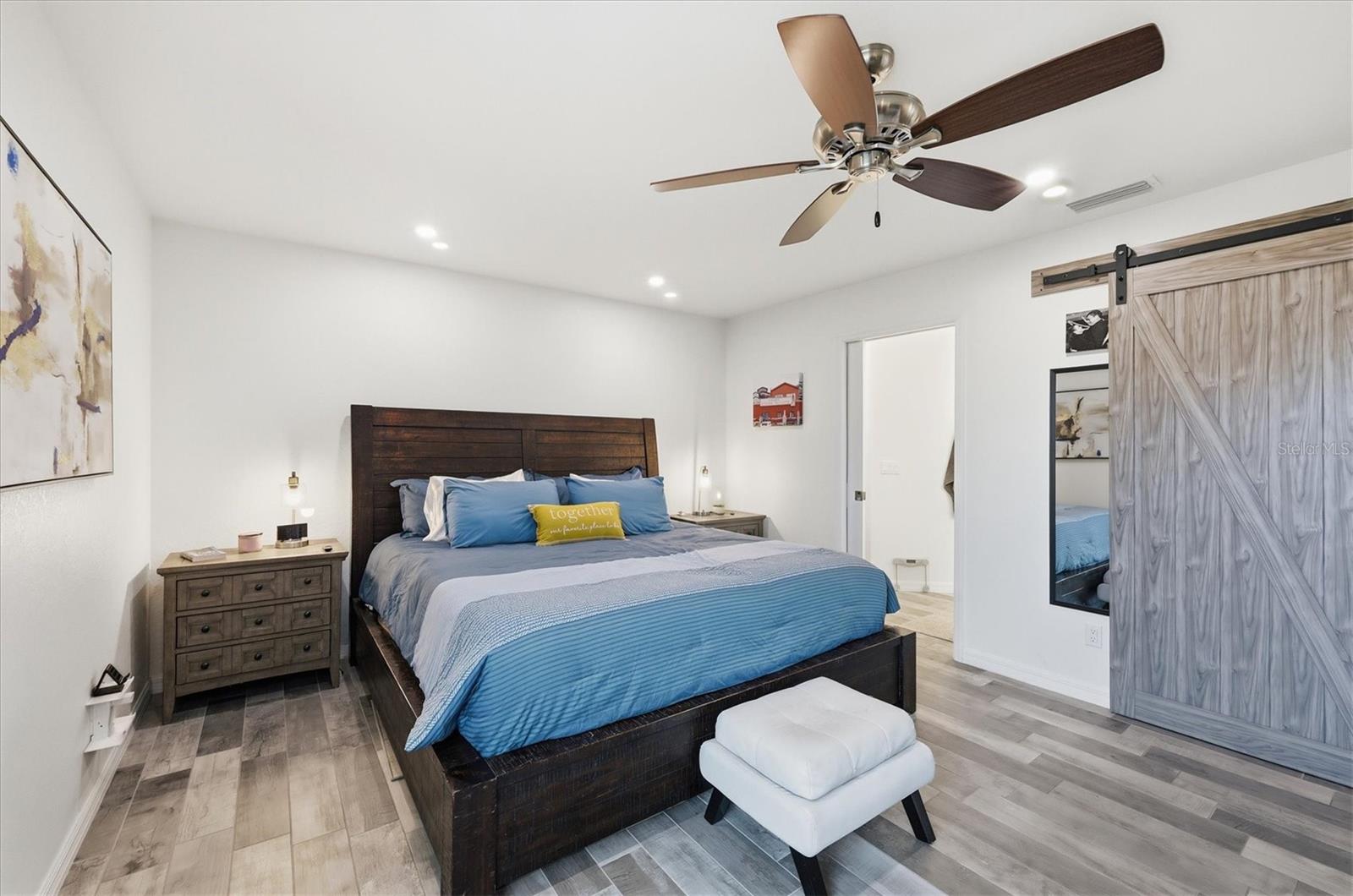 Listing photo id 13 for 10300 Sandrift Avenue